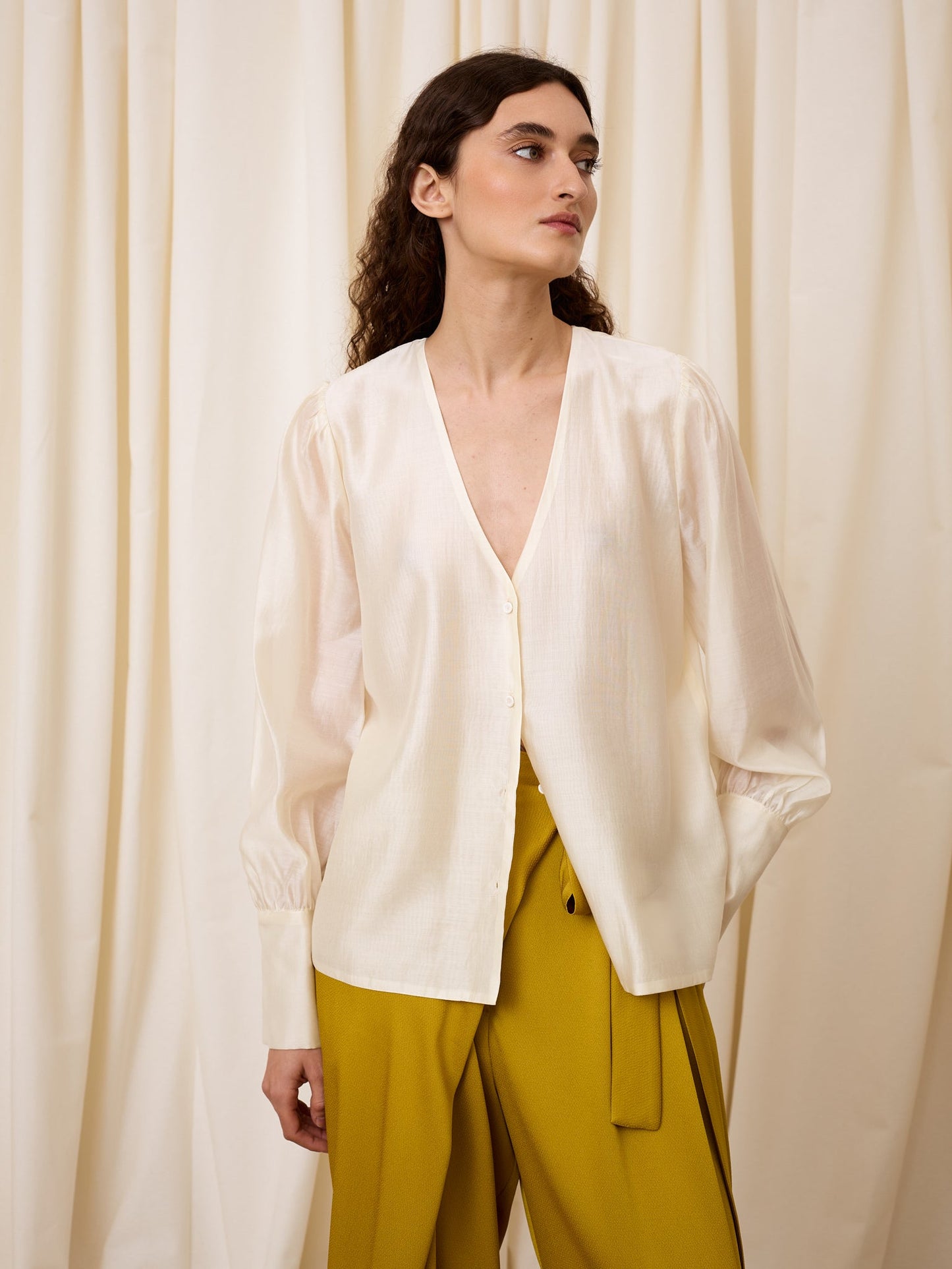 Blusa escote pico color marfil