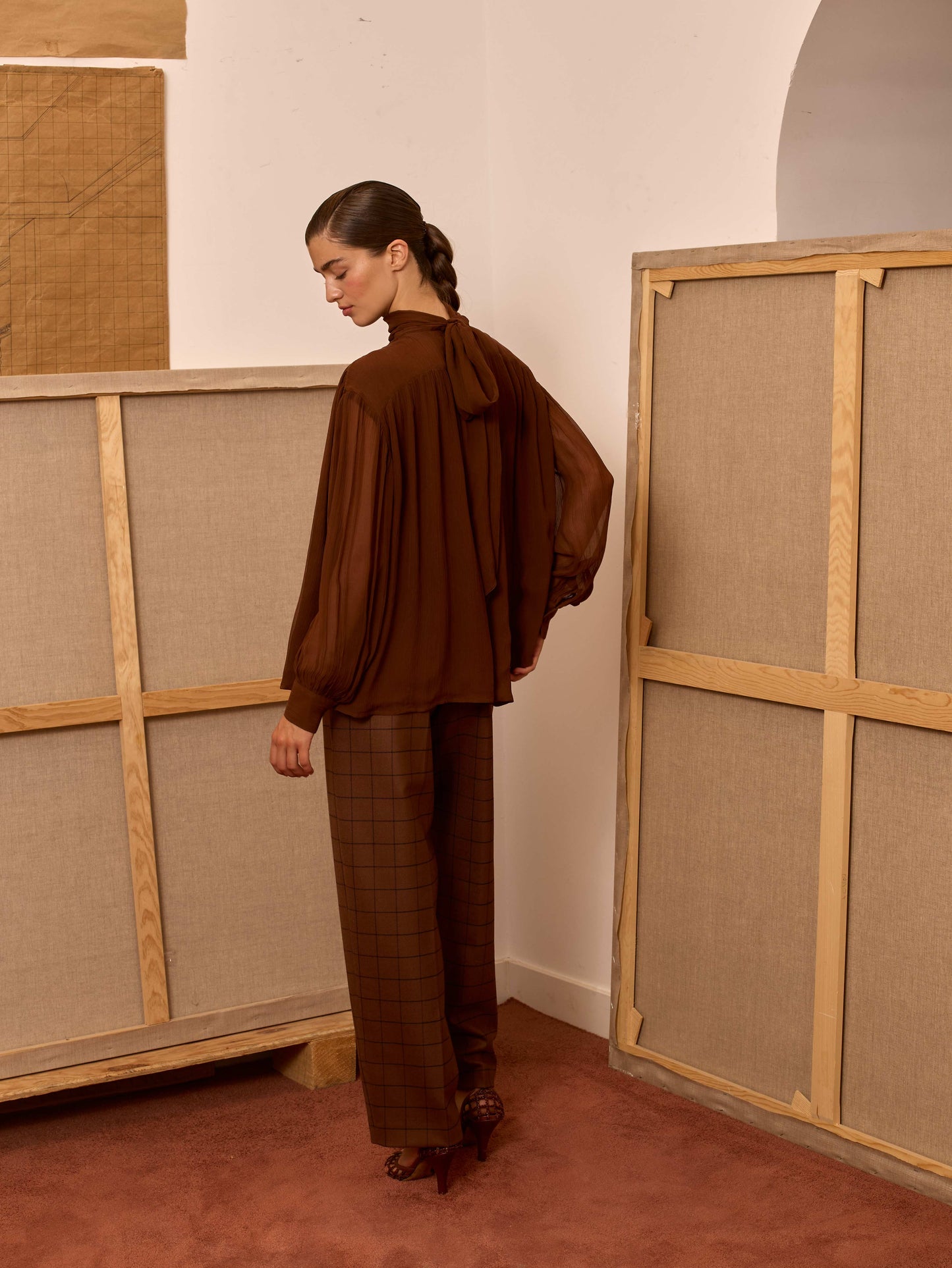 Blusa marrón cuello alto lazada