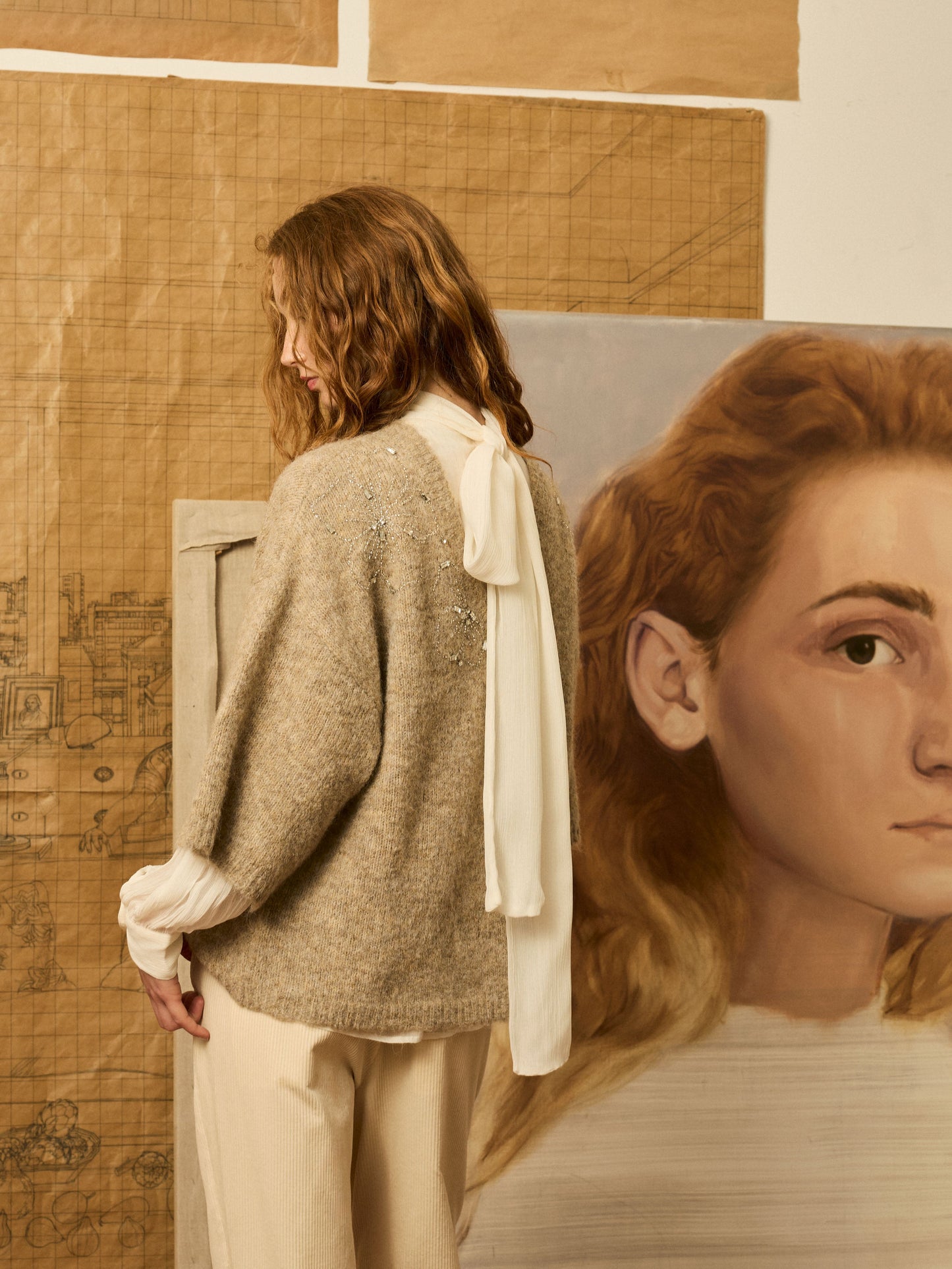 Blusa marfil cuello alto y lazada