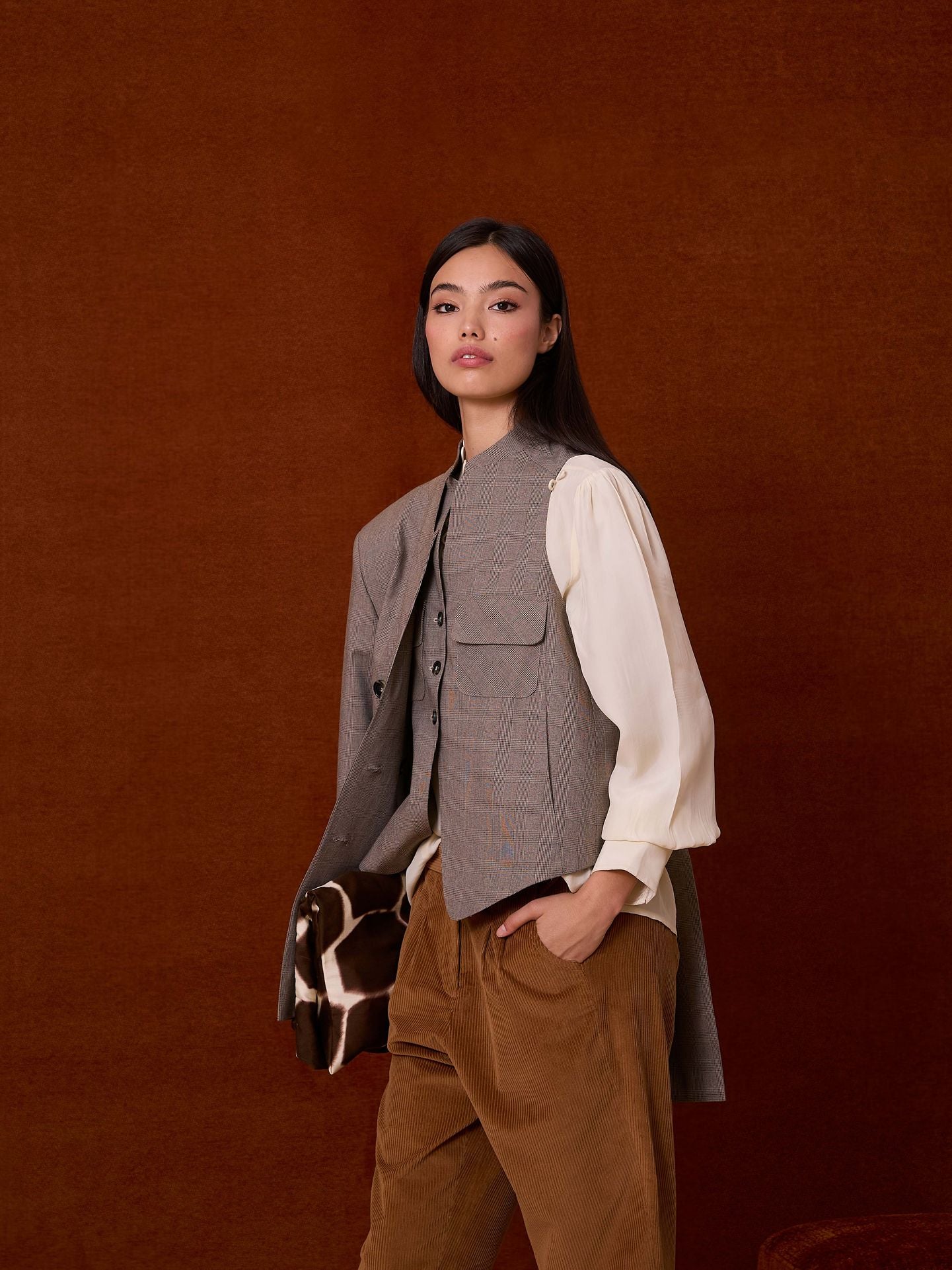 Camisa satinada con festones marfil