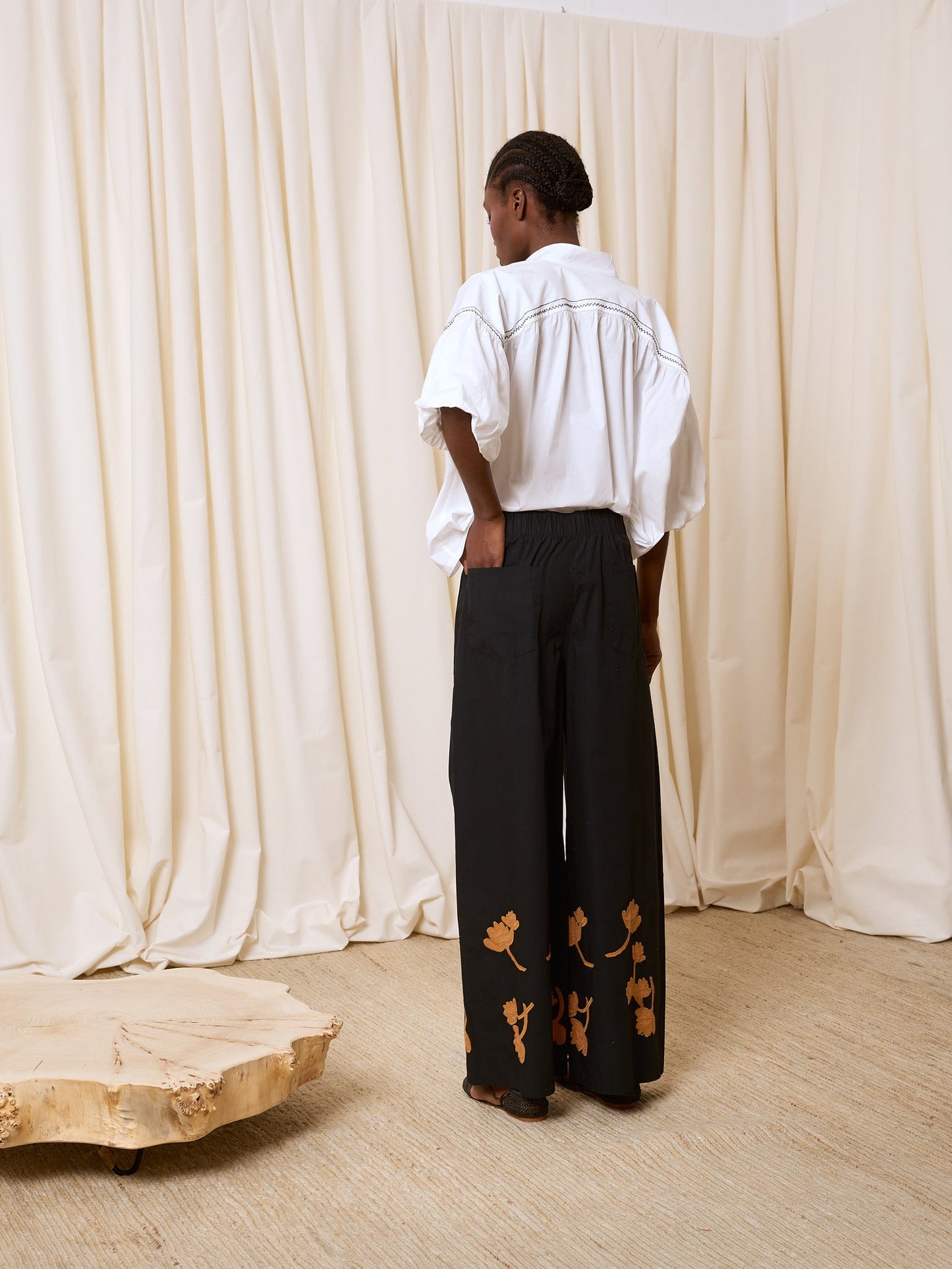 Pantalón negro con flores ocre