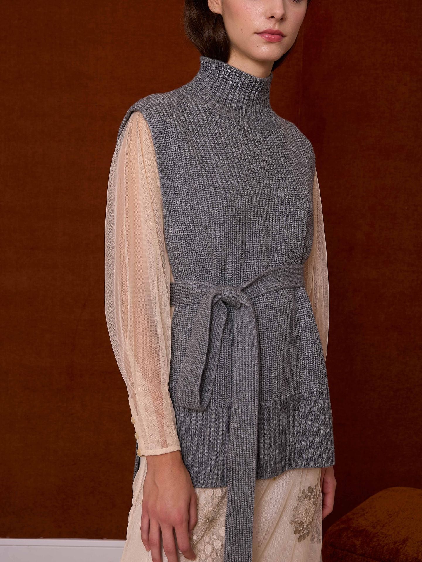 Chaleco cuello alto gris