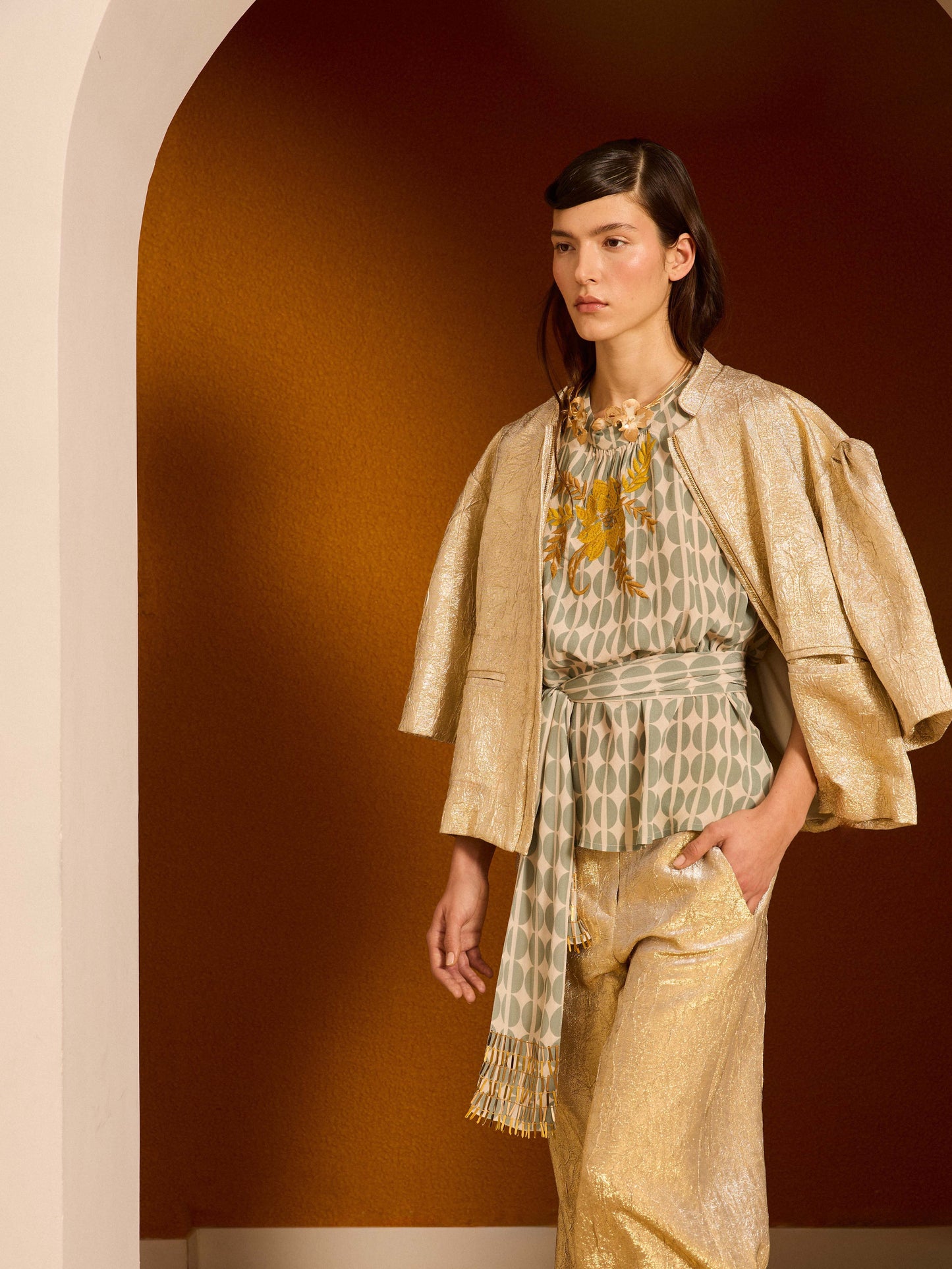 Cazadora metalizada dorada