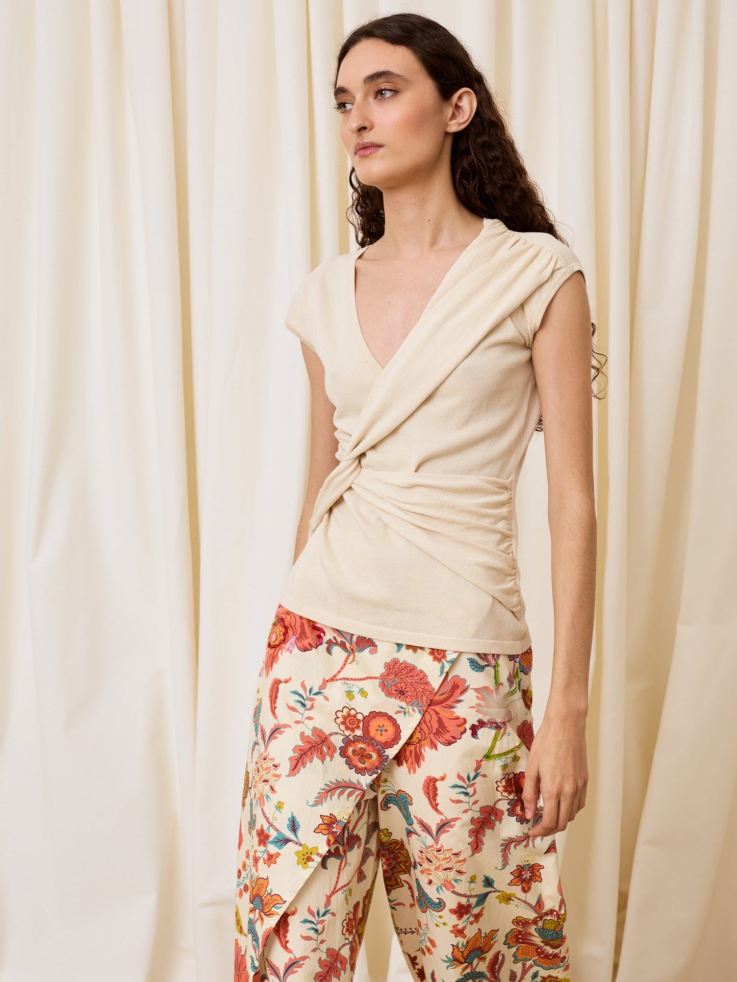 Top de punto con frunce beige