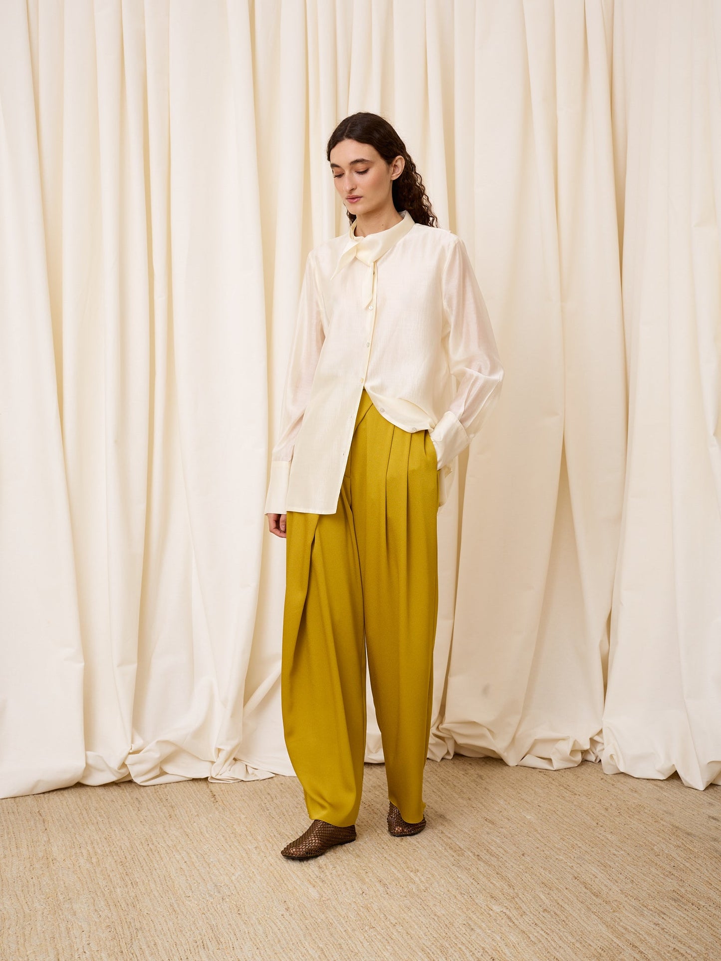 Blusa marfil con abertura trasera