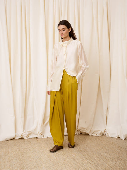 Blusa marfil con abertura trasera