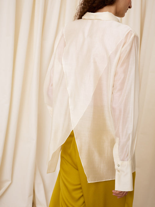 Blusa marfil con abertura trasera