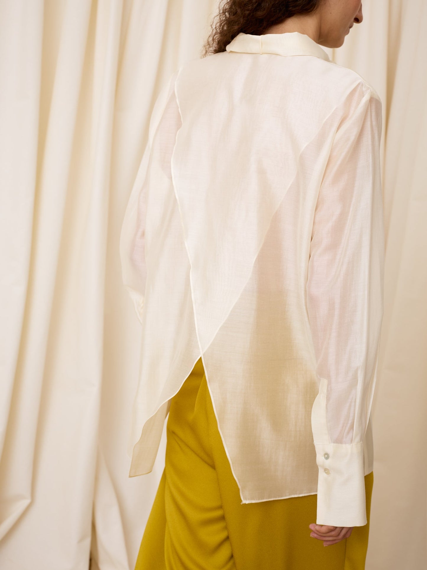 Blusa marfil con abertura trasera