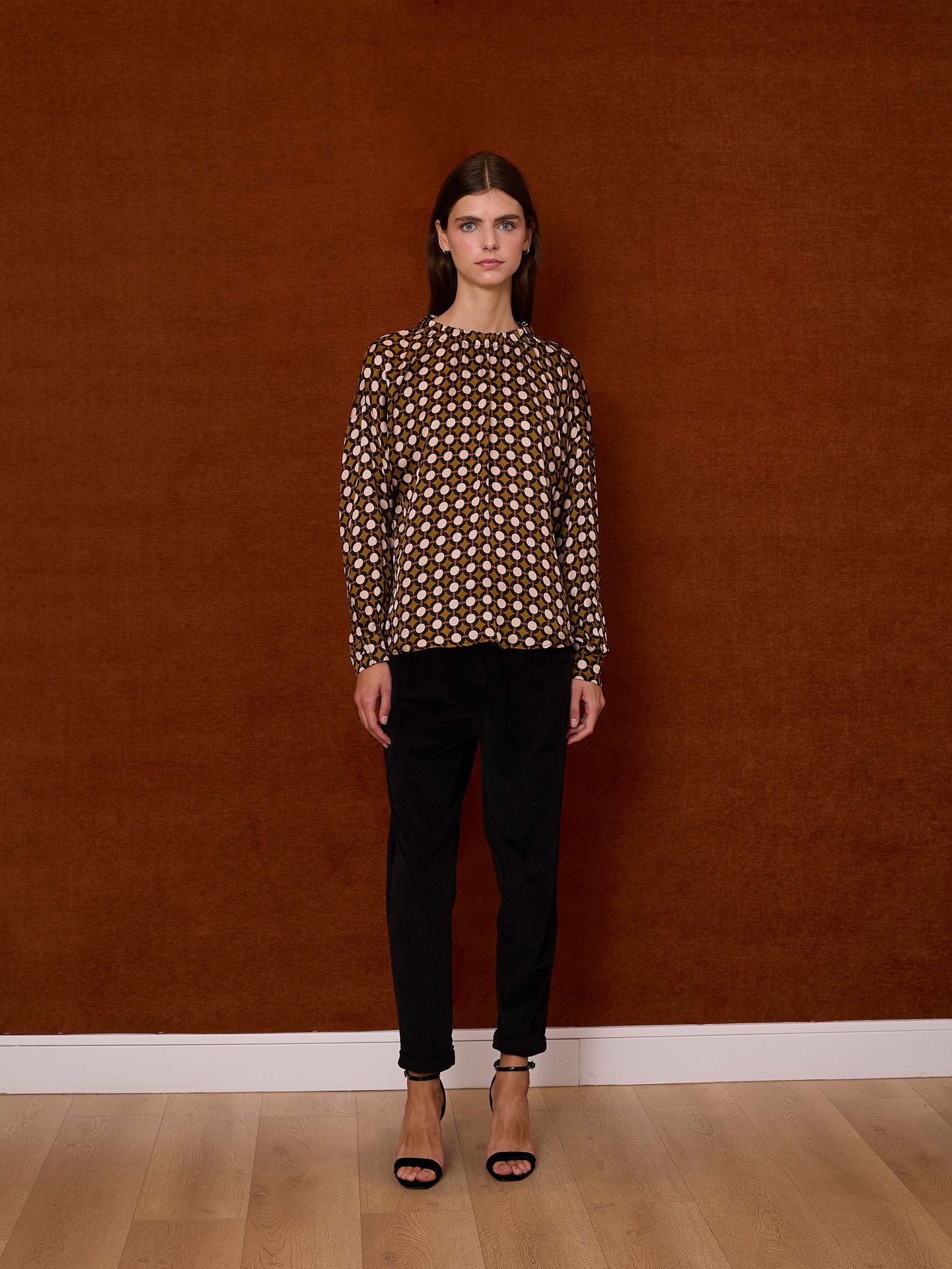 Blusa de lunares color tabaco