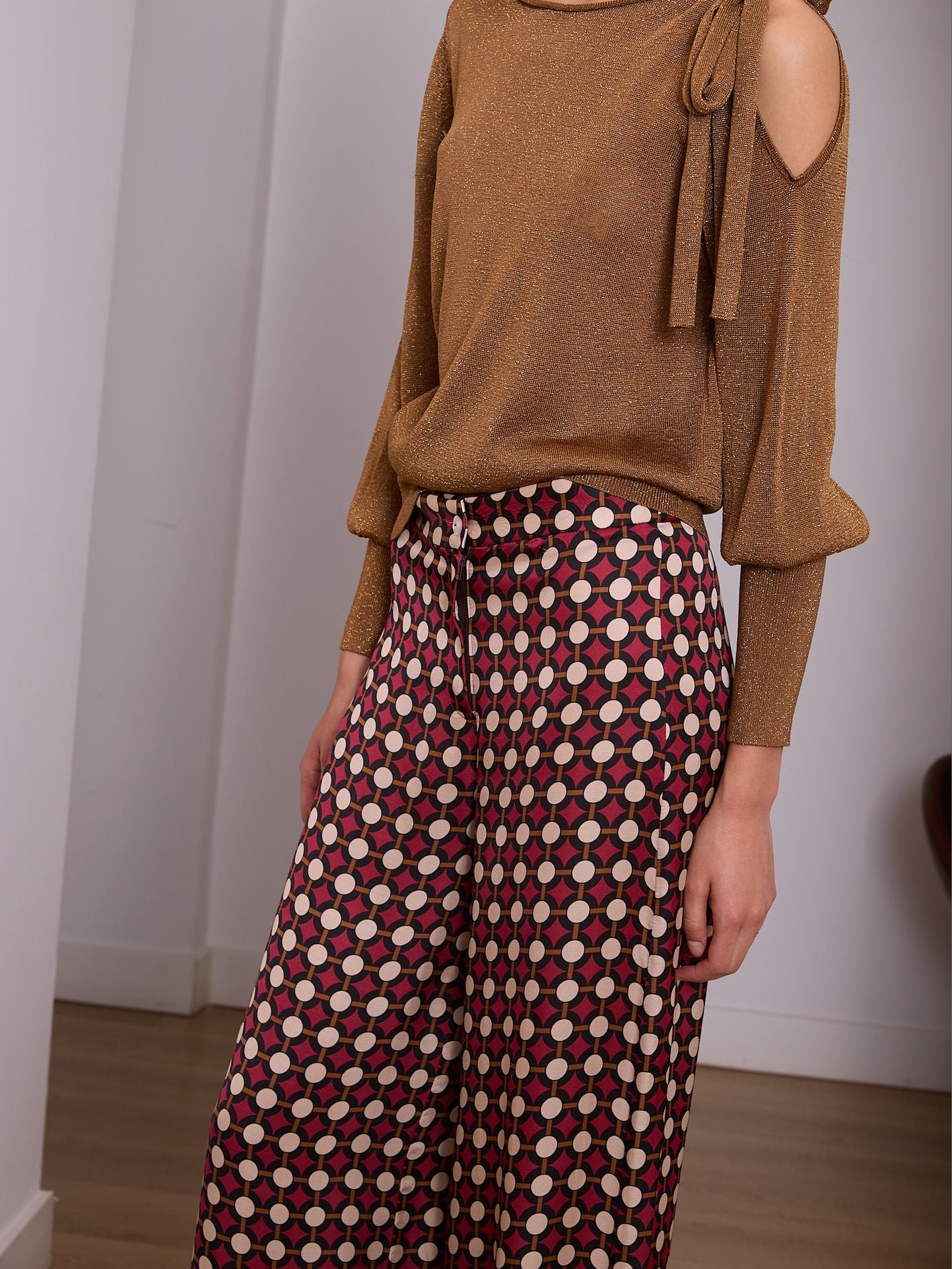 Pantalón de lunares granate