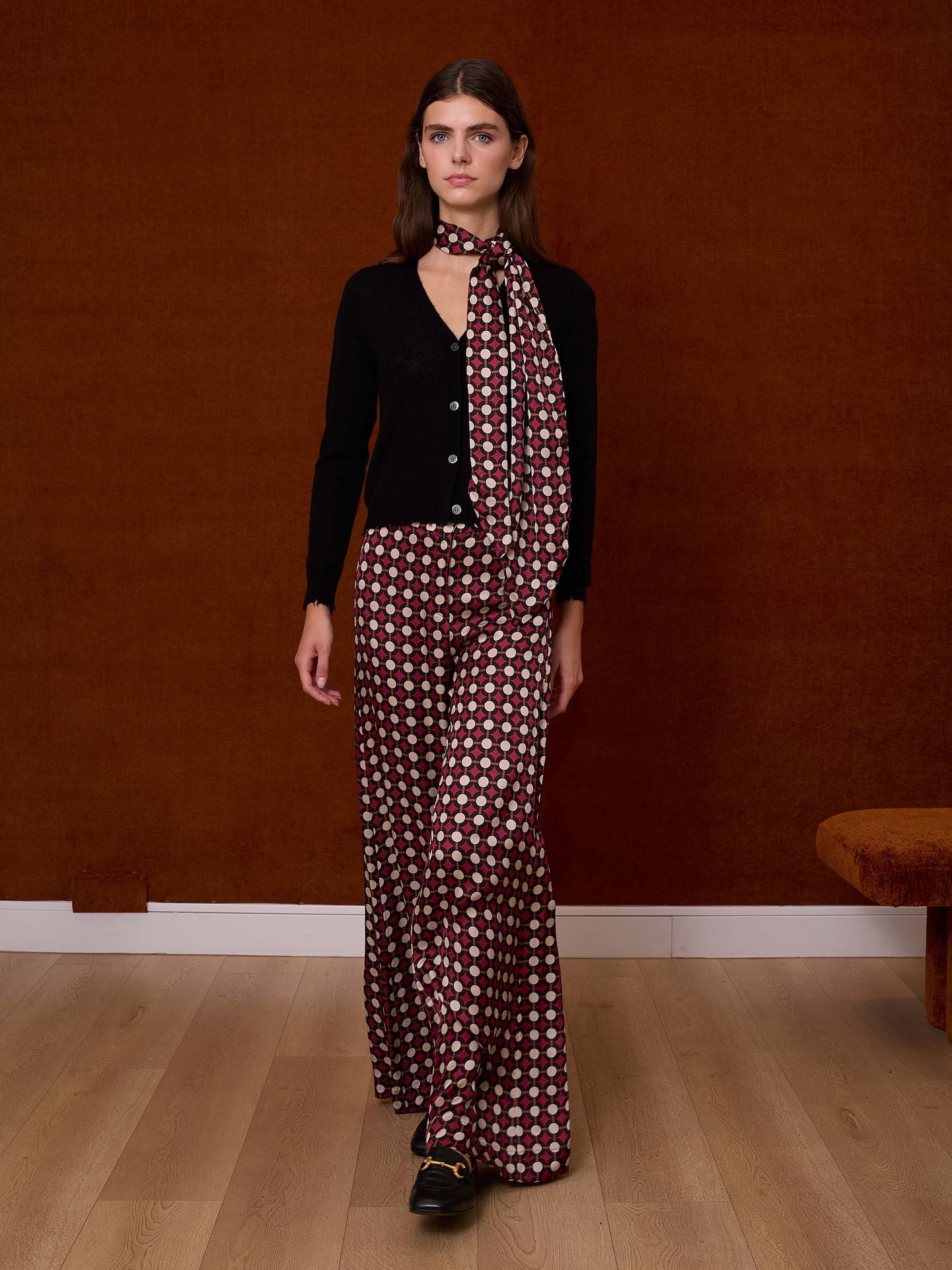 Pantalón de lunares granate