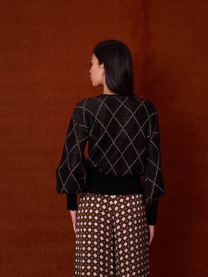 Jersey cuello pico negro con rombos metalizados
