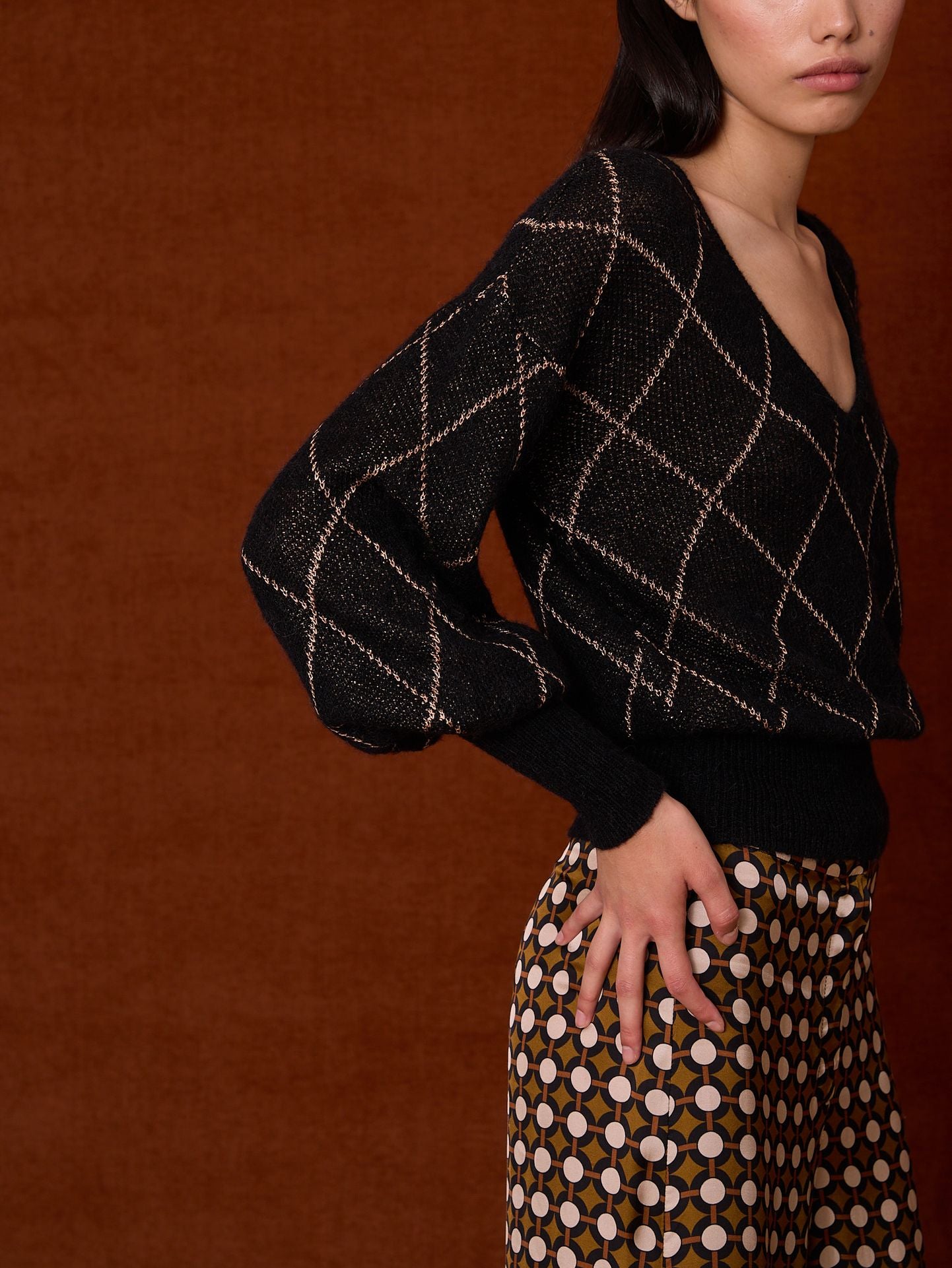 Jersey cuello pico negro con rombos metalizados