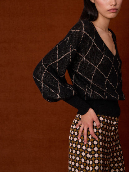 Jersey cuello pico negro con rombos metalizados