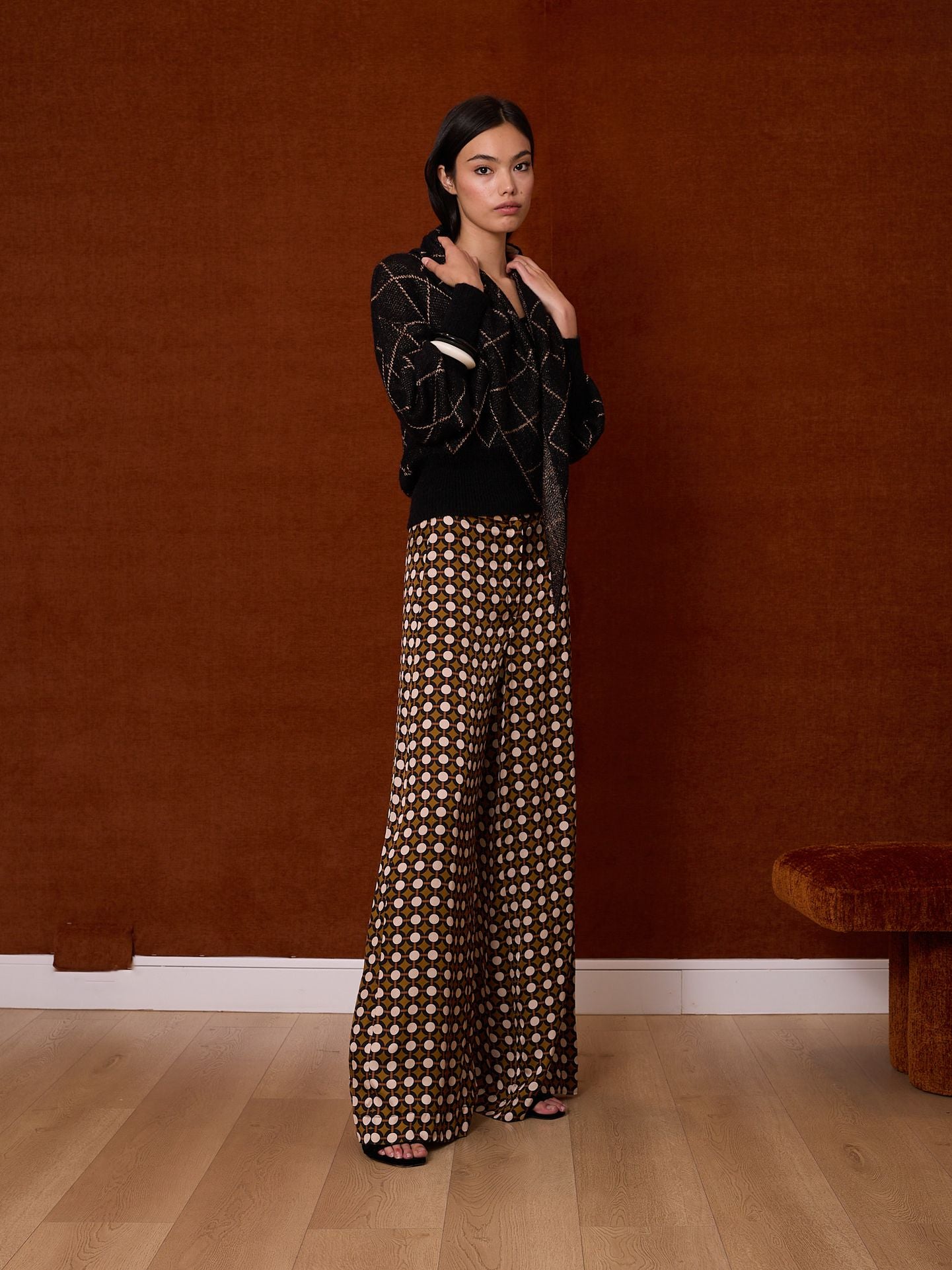 Jersey cuello pico negro con rombos metalizados