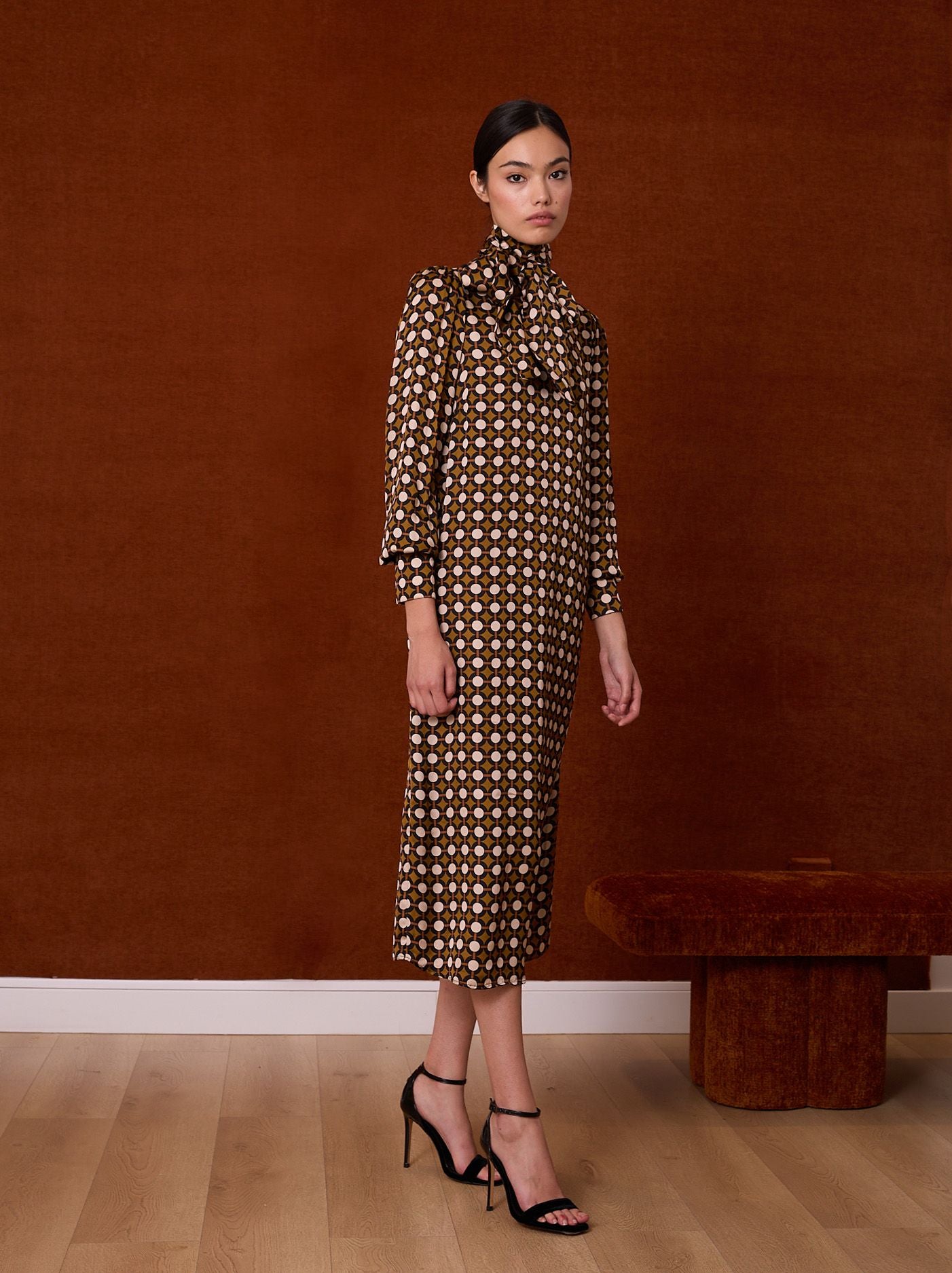 Vestido midi de lunares marrón