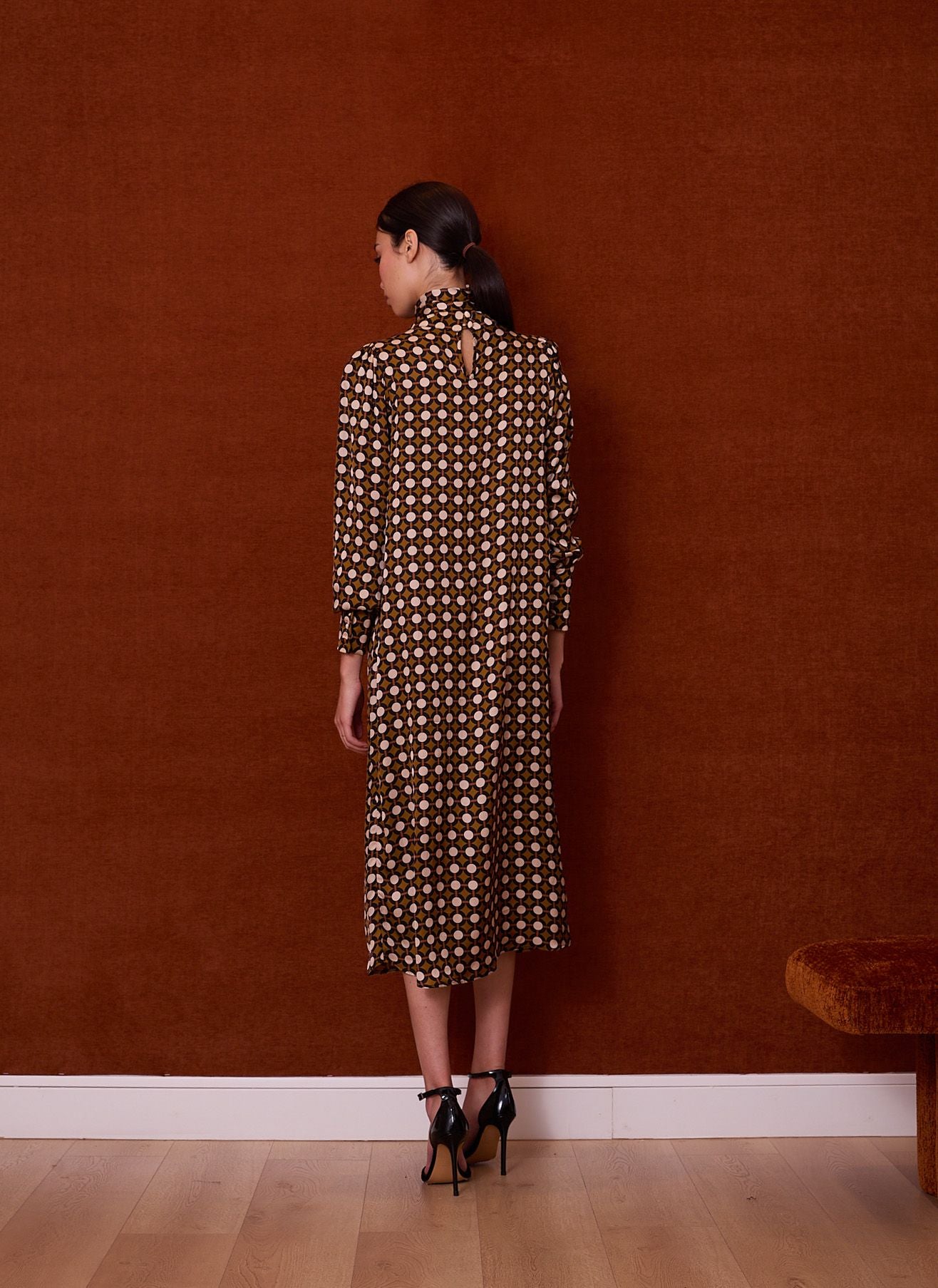 Vestido midi de lunares marrón