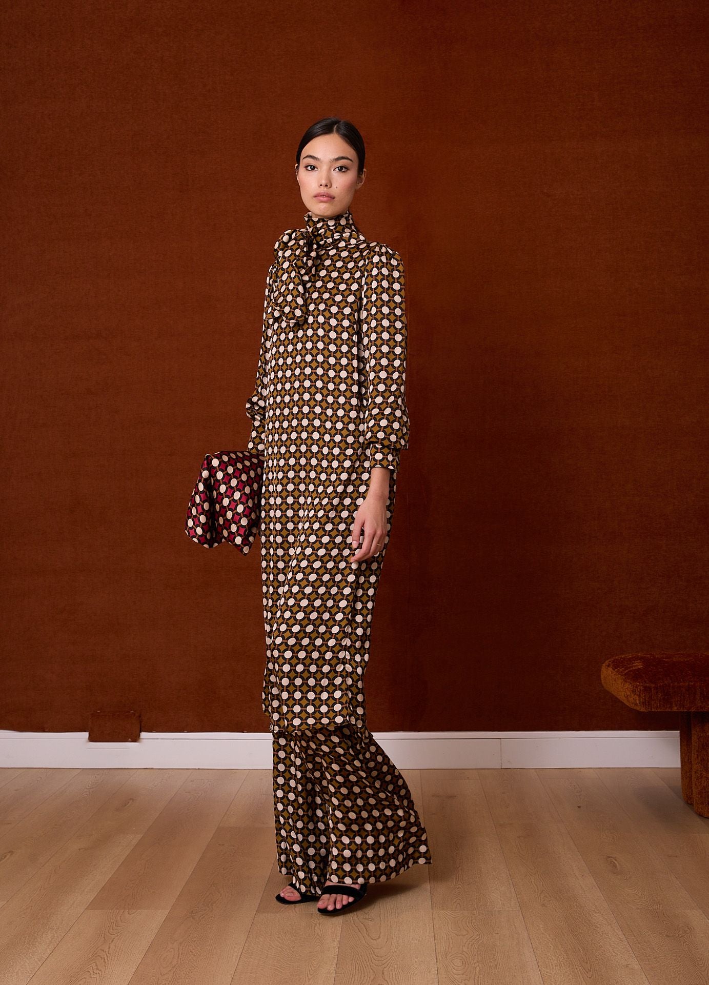 Vestido midi de lunares marrón