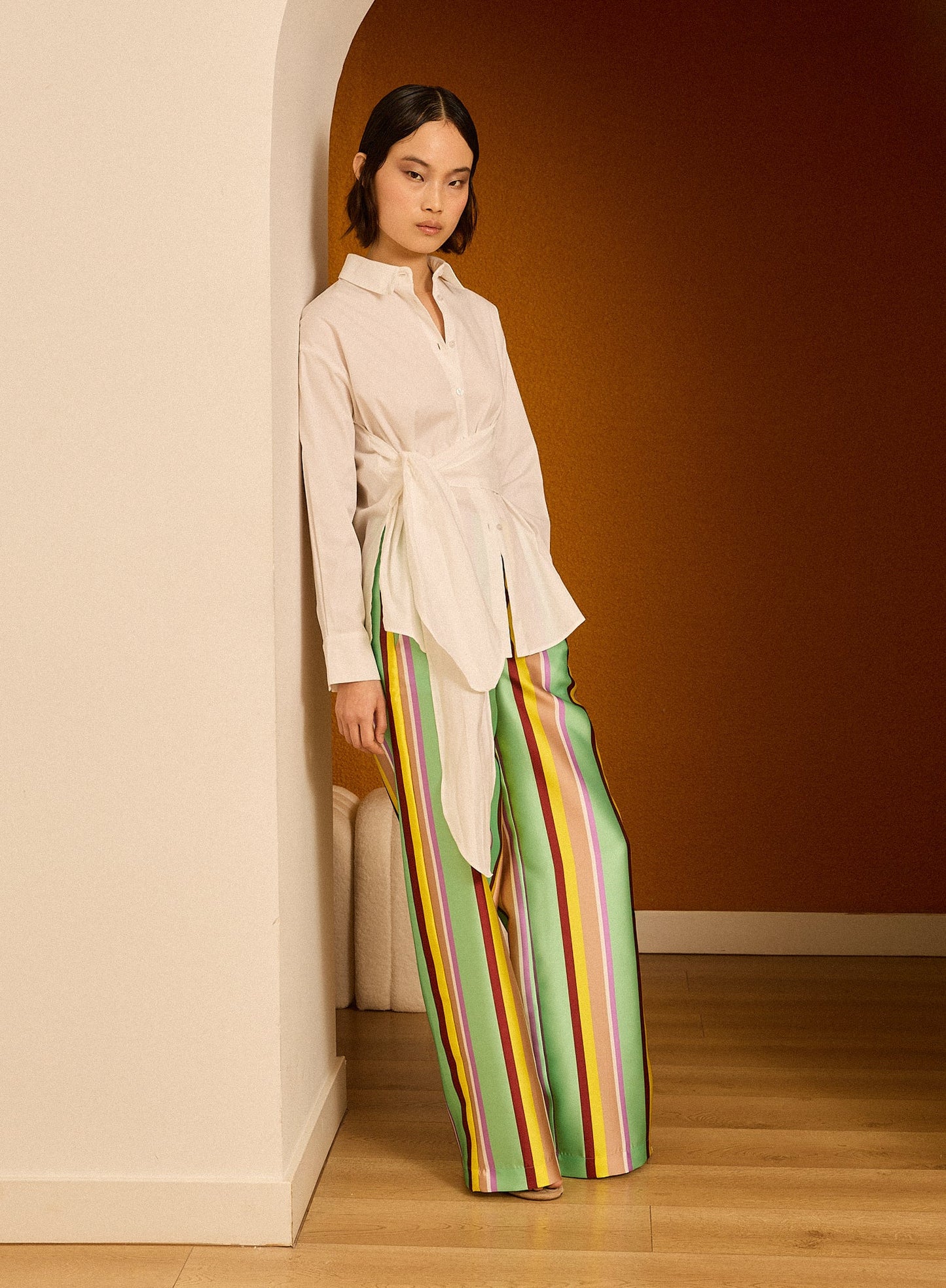 Camisa con lazada blanca