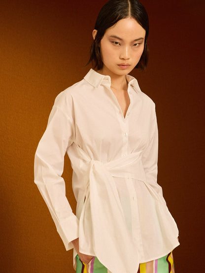 Camisa con lazada blanca