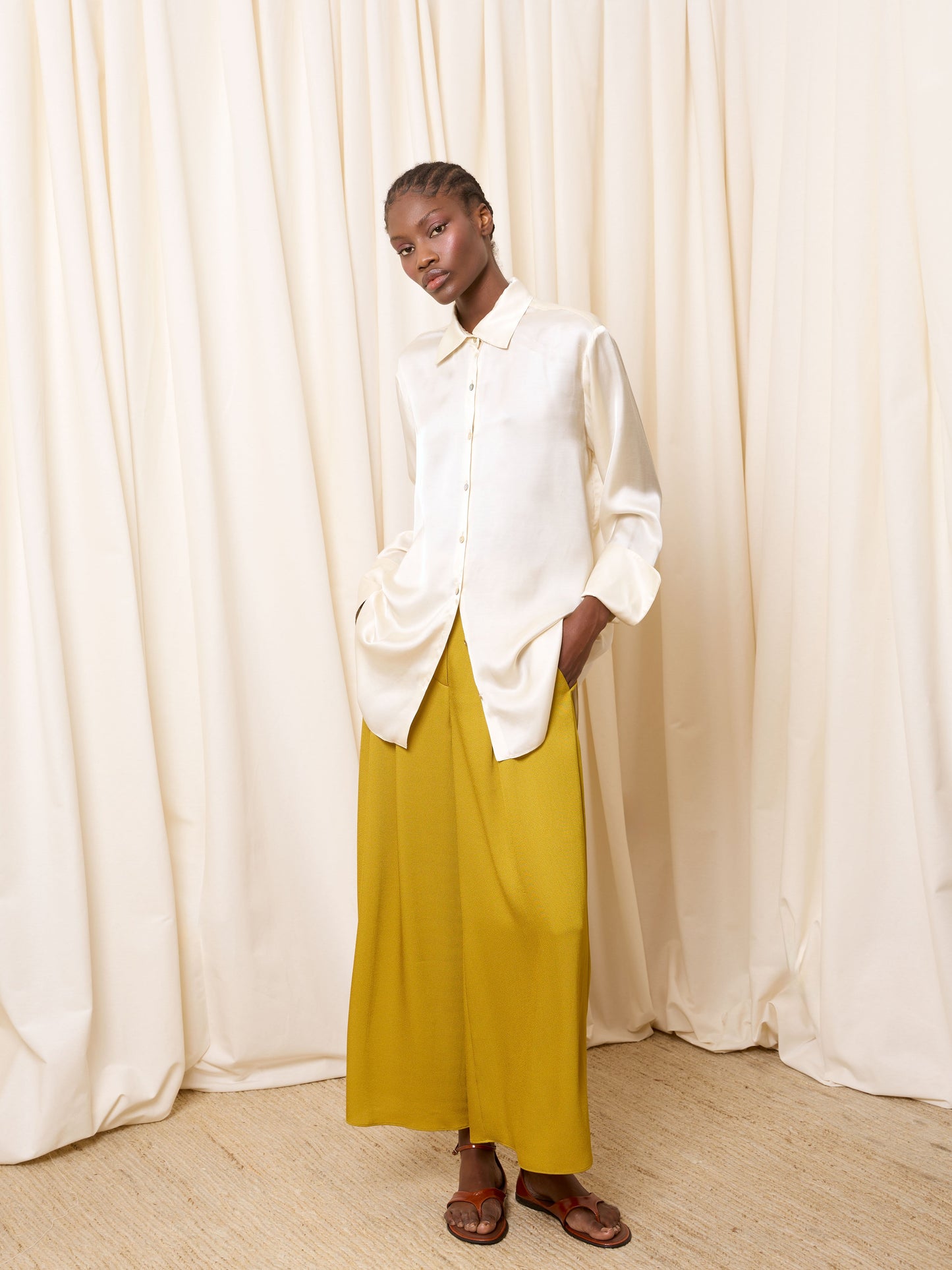 Camisa satinada beige