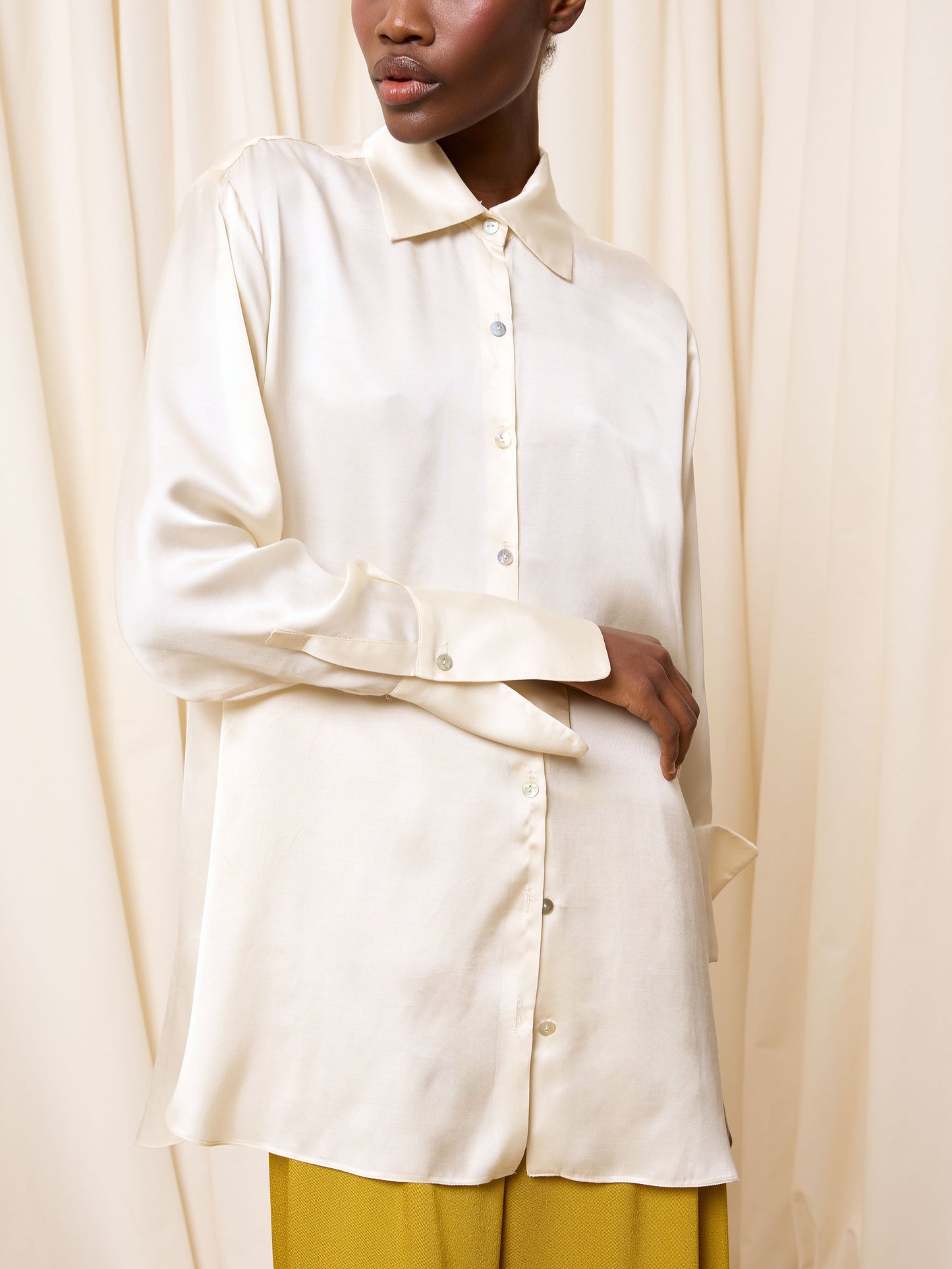 Camisa satinada beige