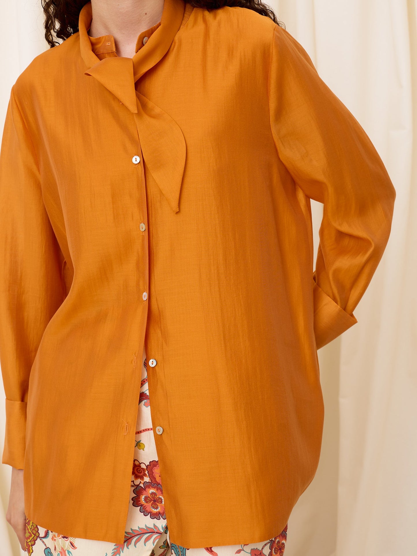 Blusa naranja con abertura trasera