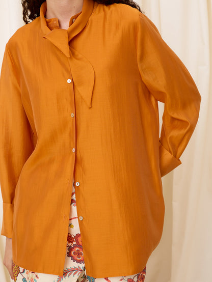 Blusa naranja con abertura trasera