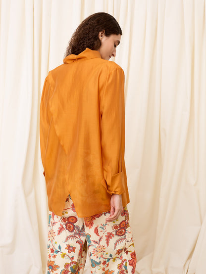Blusa naranja con abertura trasera