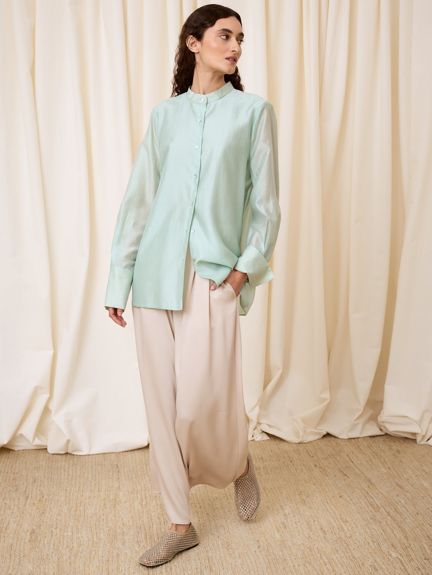 Blusa celeste con abertura trasera