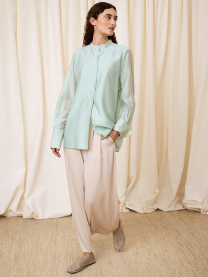 Blusa celeste con abertura trasera