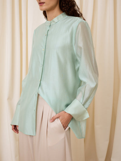 Blusa celeste con abertura trasera