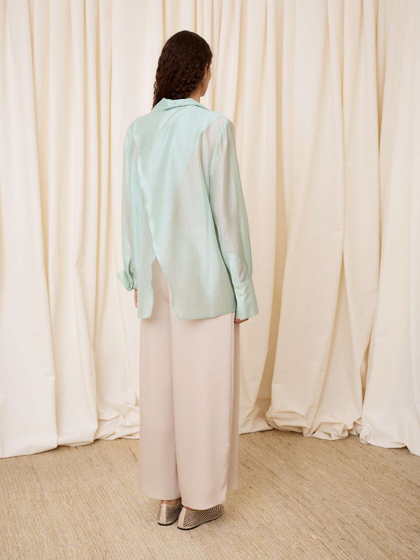 Blusa celeste con abertura trasera