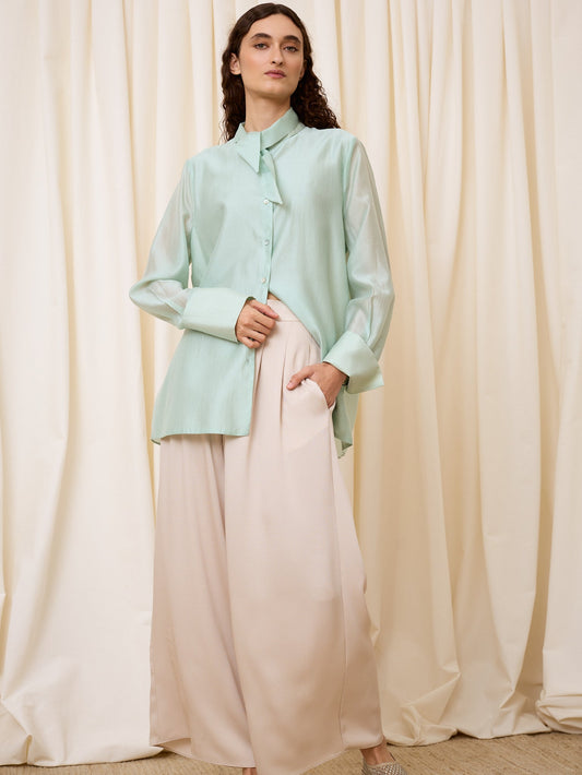 Blusa celeste con abertura trasera