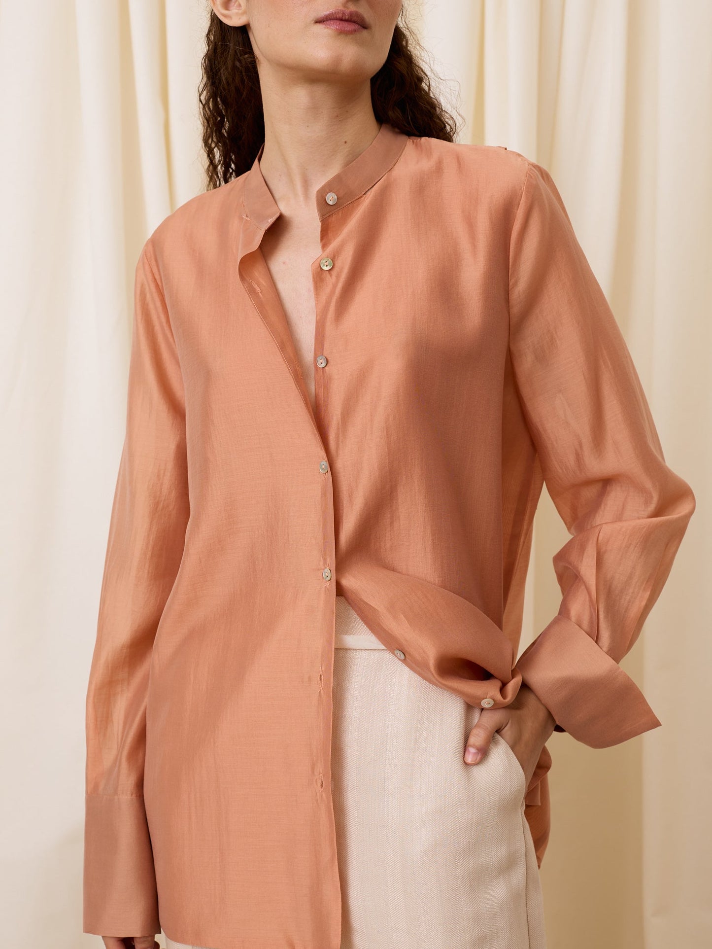 Blusa rosa con abertura trasera