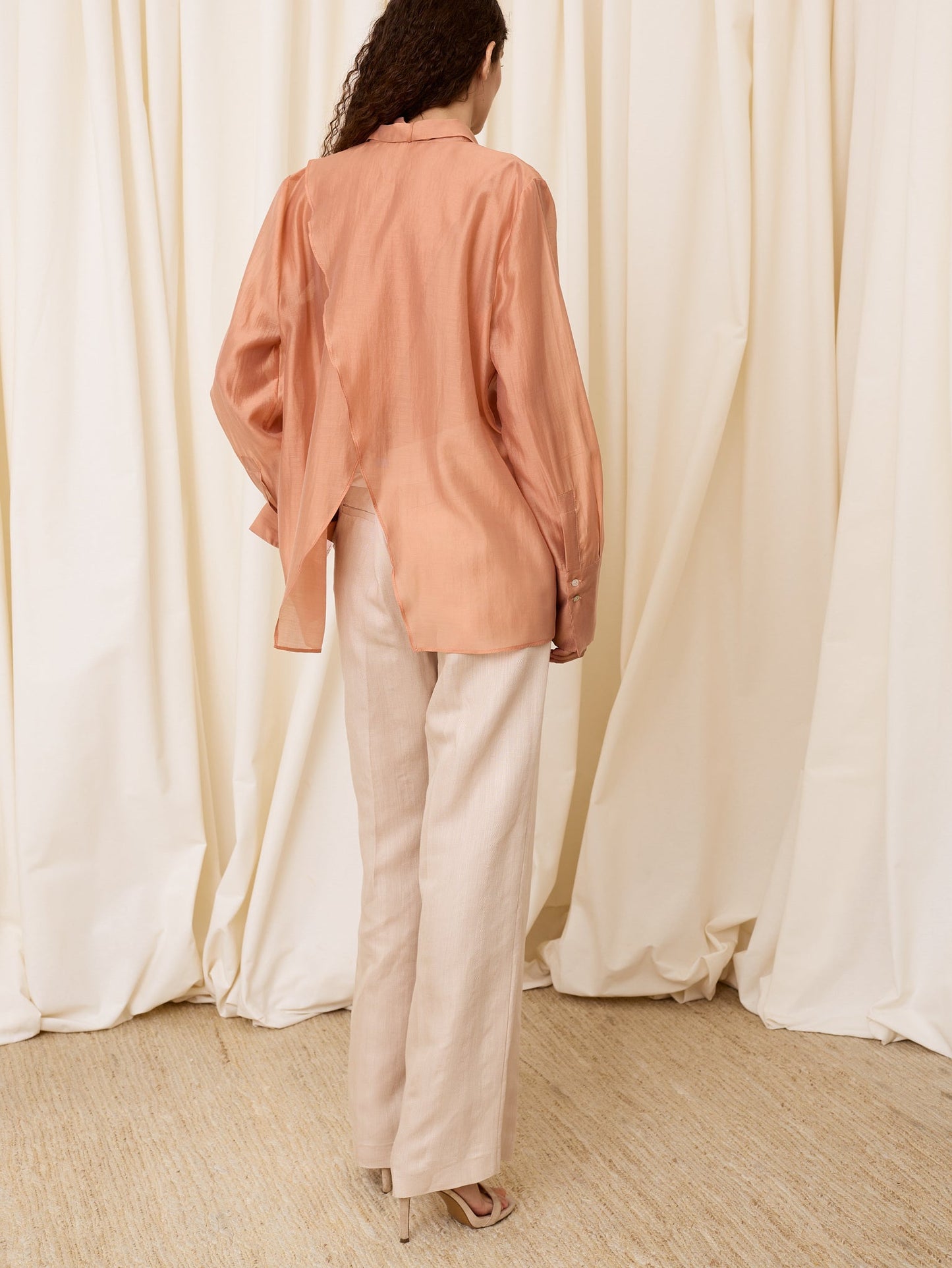 Blusa rosa con abertura trasera