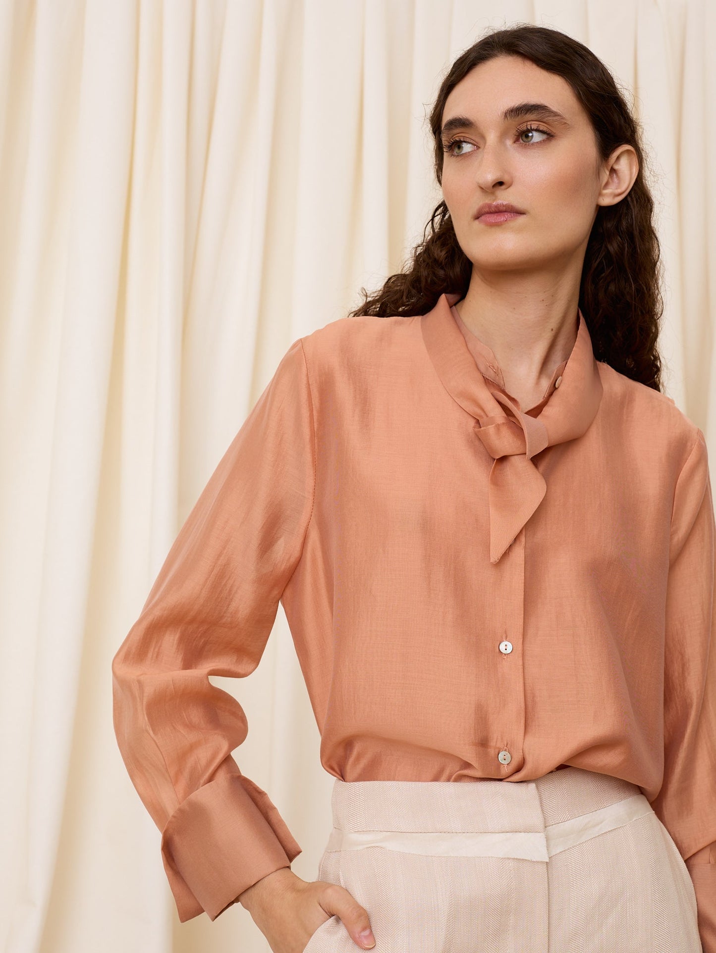 Blusa rosa con abertura trasera