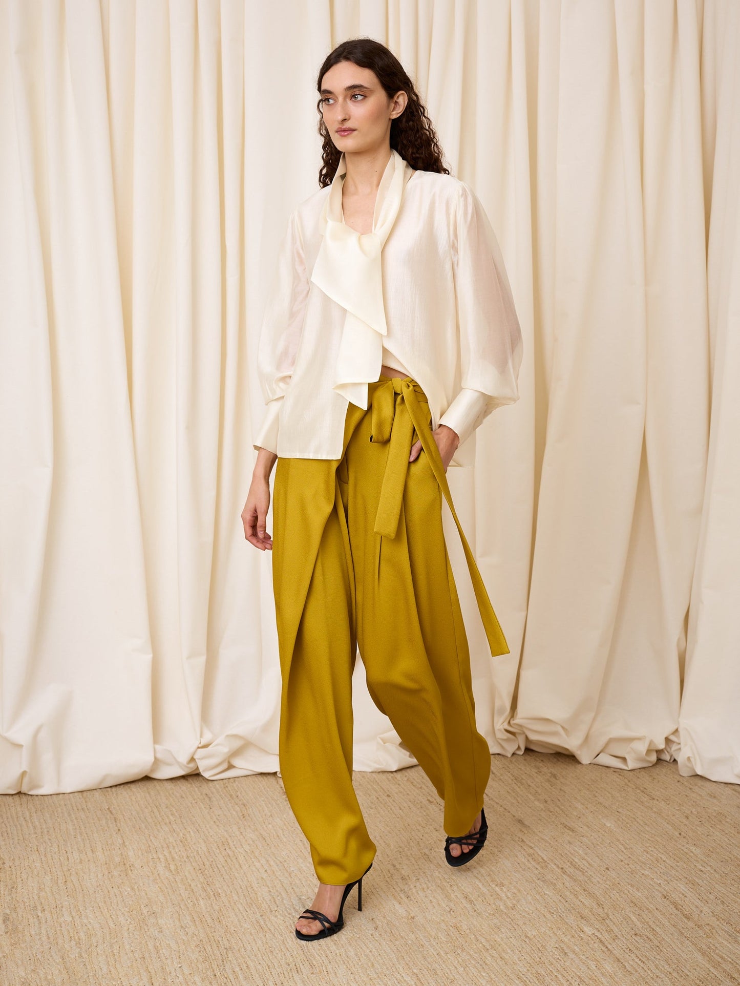 Blusa escote pico color marfil