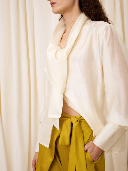 Blusa escote pico color marfil