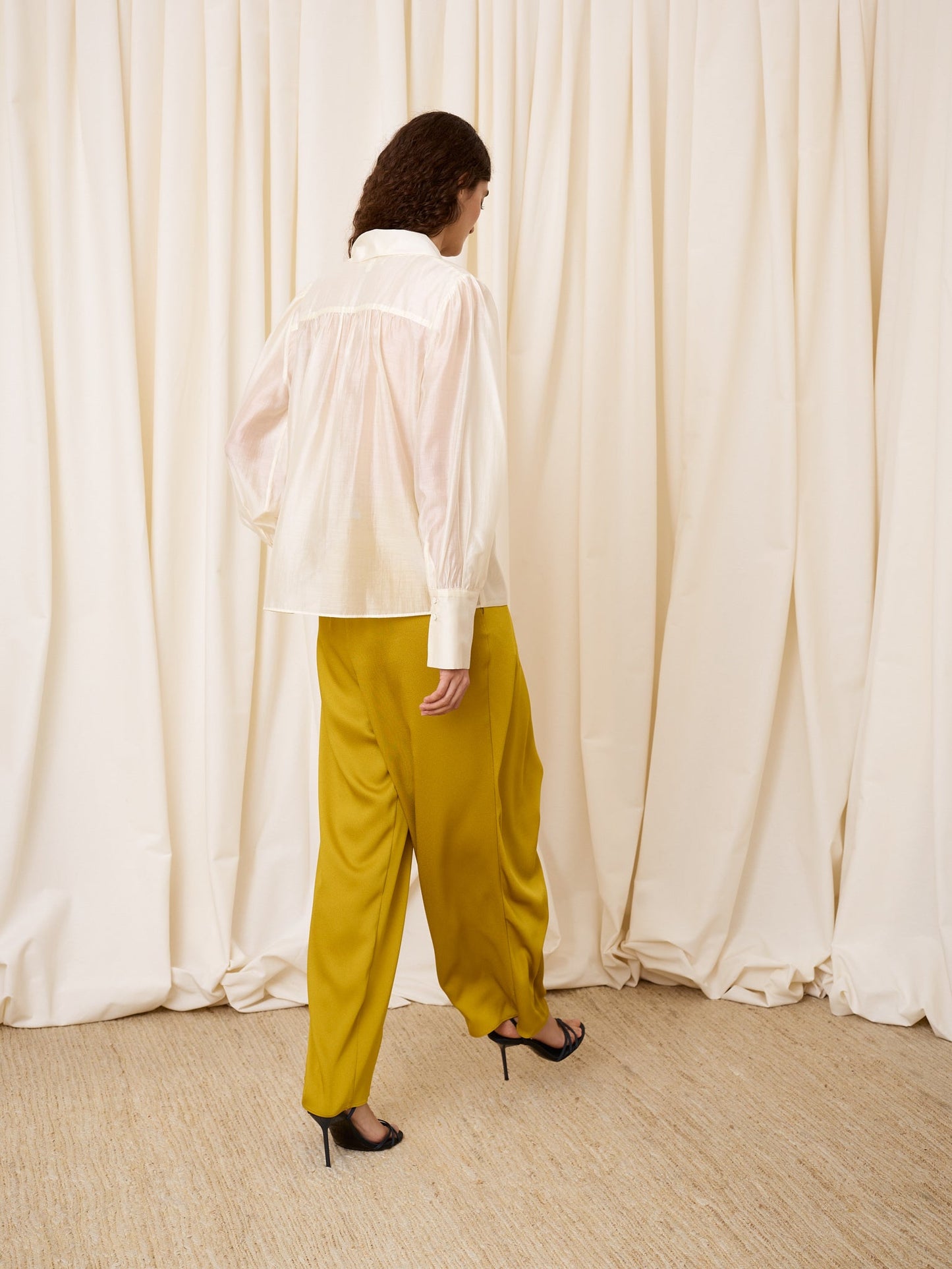 Blusa escote pico color marfil