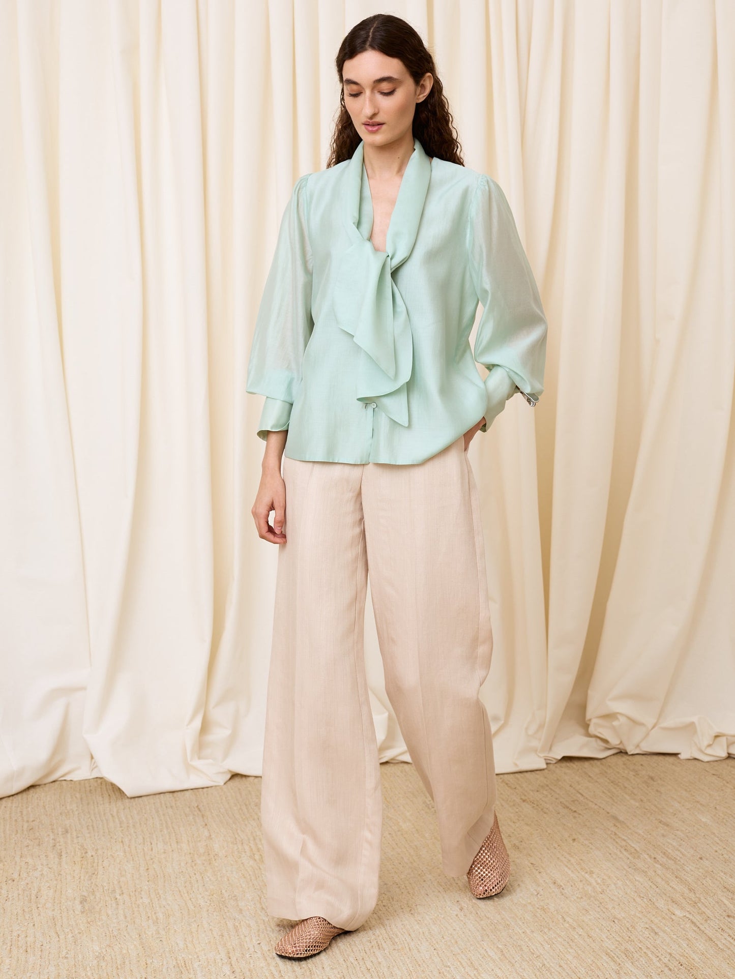Blusa escote pico celeste
