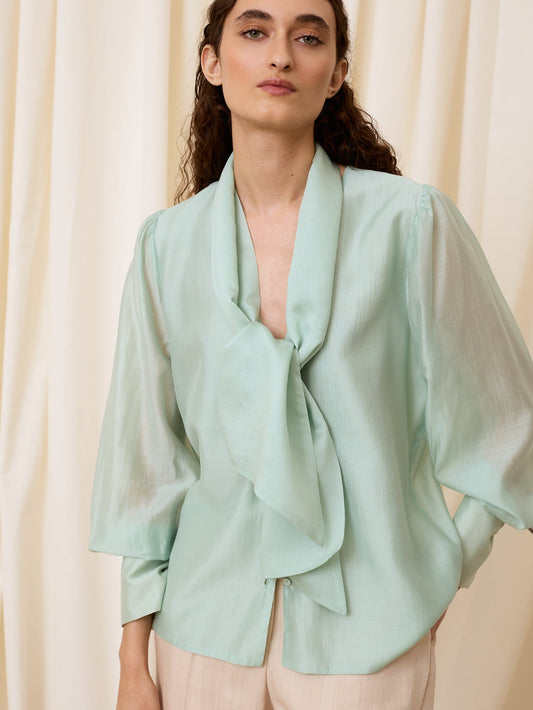 Blusa escote pico celeste