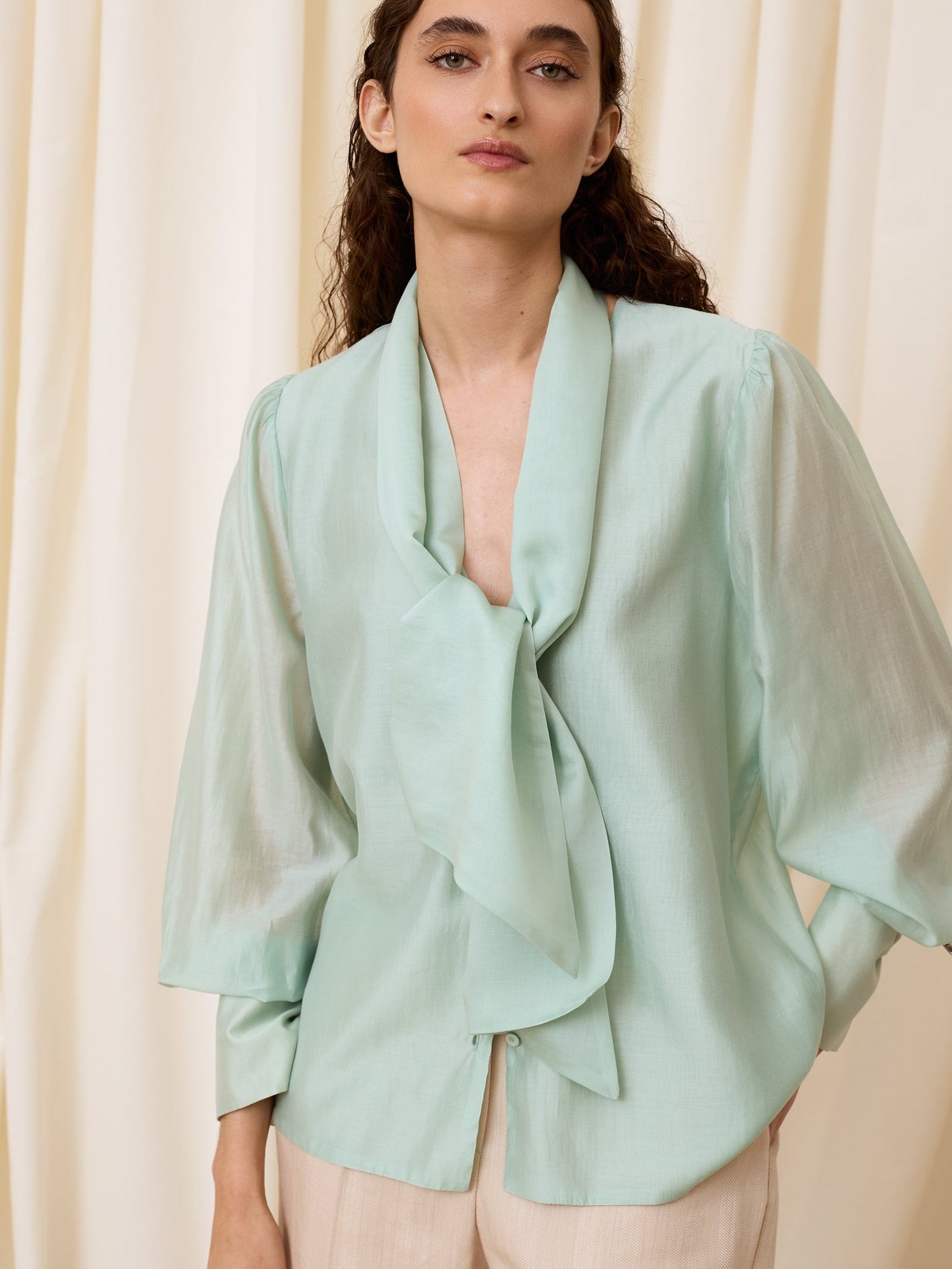 Blusa escote pico celeste