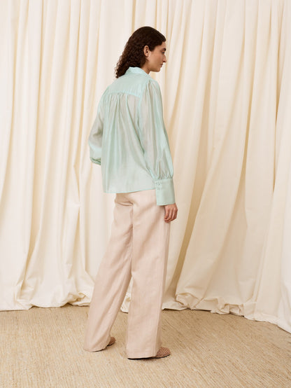 Blusa escote pico celeste
