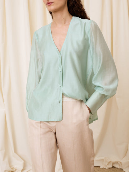 Blusa escote pico celeste