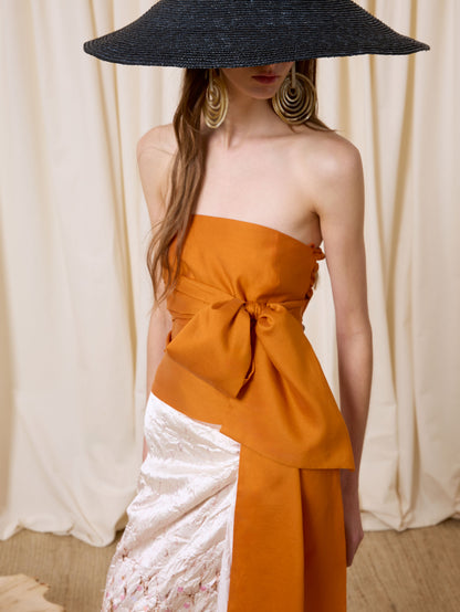 Top con lazo naranja