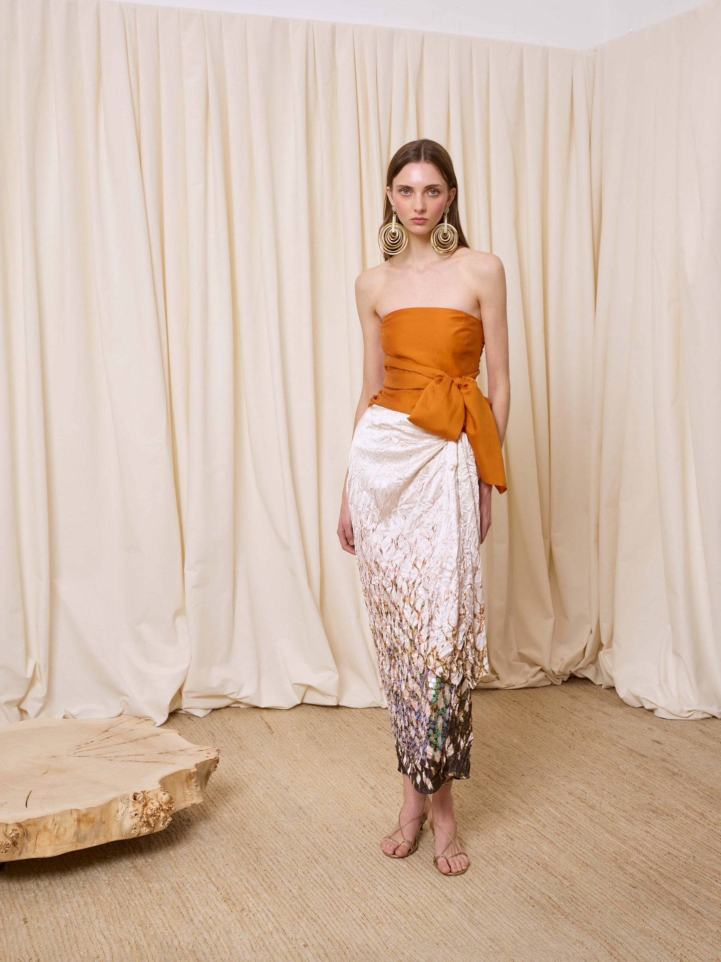 Top con lazo naranja