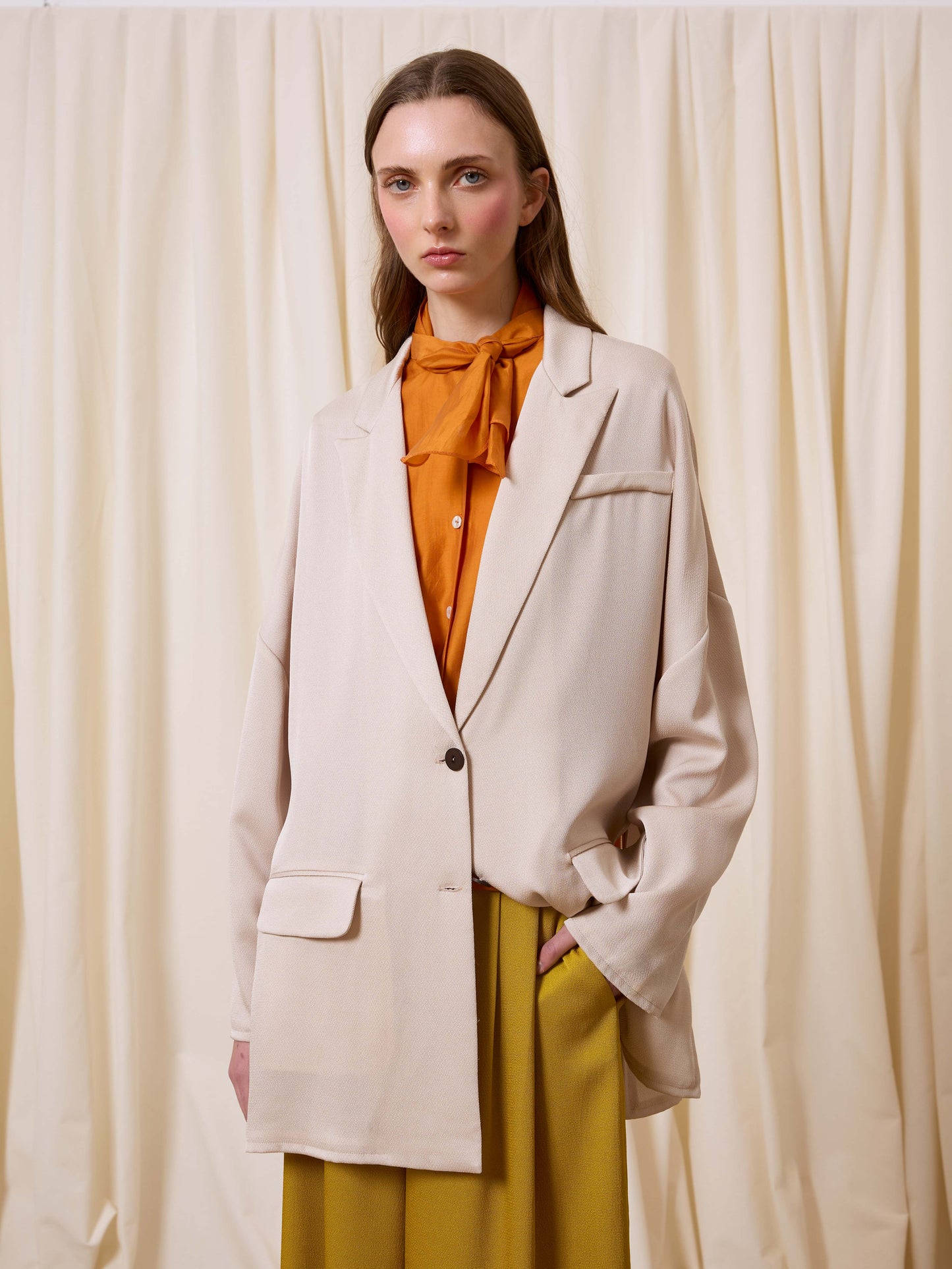 Blazer satinada piedra