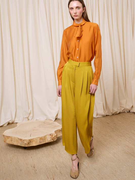 Blusa naranja con abertura trasera