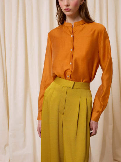 Blusa naranja con abertura trasera